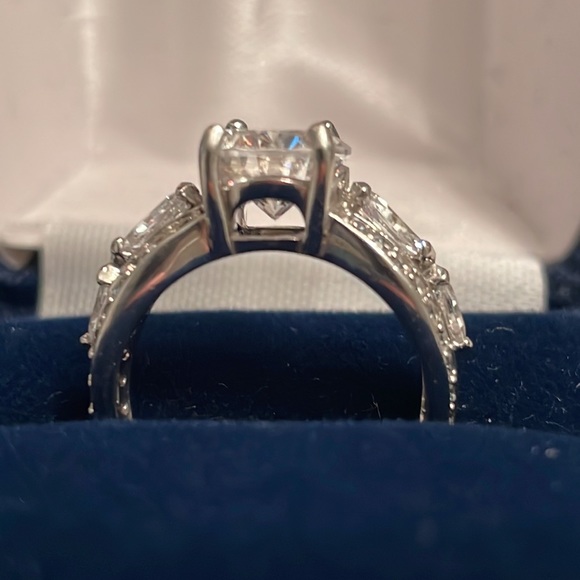 SOLD - Infinite Splendor Ring - Diamonisse; centre stone - 2.5 carats - Picture 7 of 11
